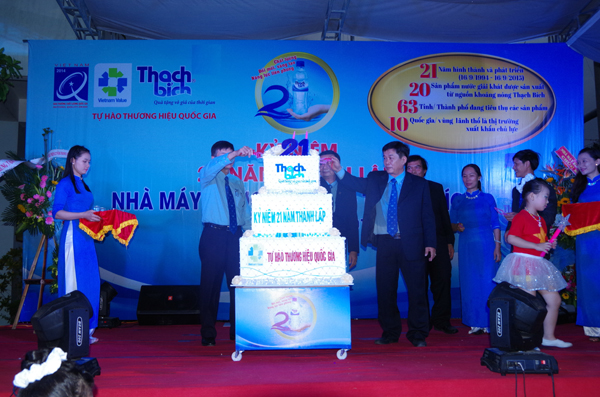 Cắt[-]bánh[-]mừng[-]sinh[-]nhật.